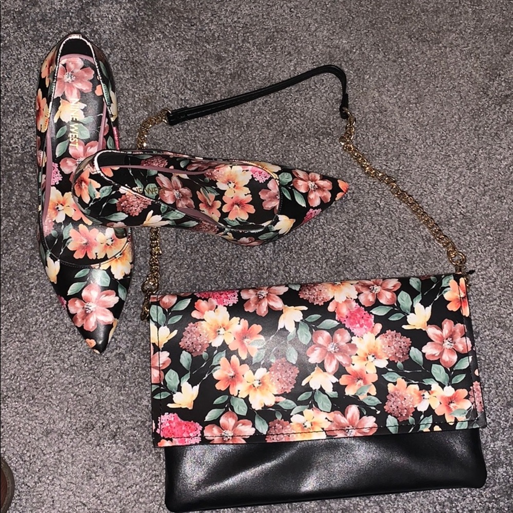 **DYNAMIC DUO** Floral pumps w/the matching purse